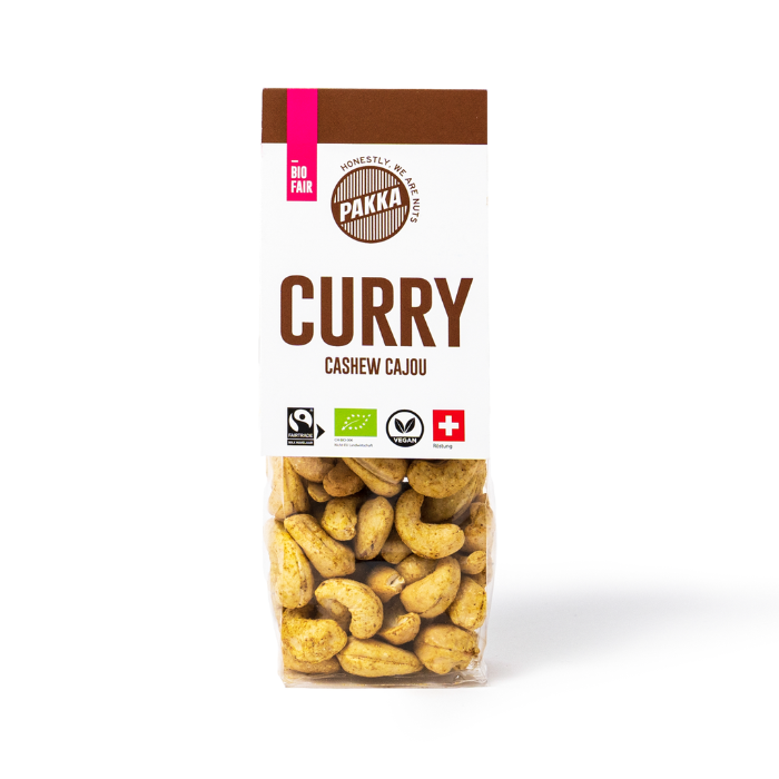 Bio und fairtrade Pakka Curry Cashews vor weissem Hintergrund.