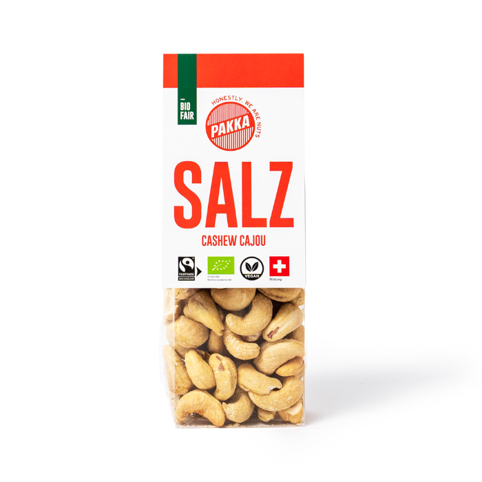 Bio und Fairtrade Pakka Cashews Salz vor weissem Hintergrund.