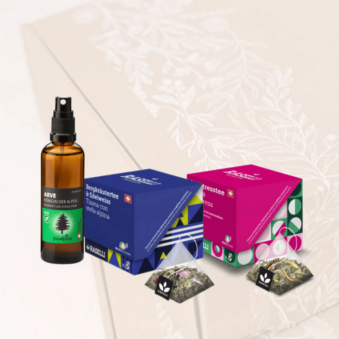 Arve Raumduft und Kissenspray, Bio Raselli Bergkräutertee & Edelweiss und Bio Raselli Antistresstee vor der transparenten Geschenkbox Nature.