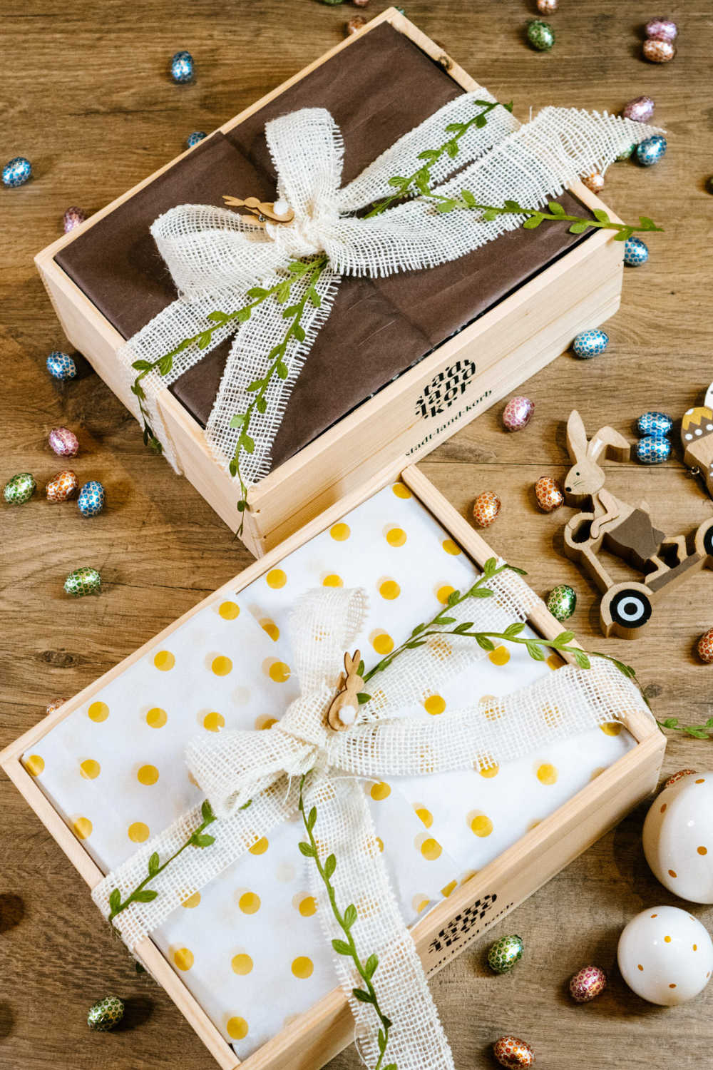 Geschenkkörbe mit Osterdekoration