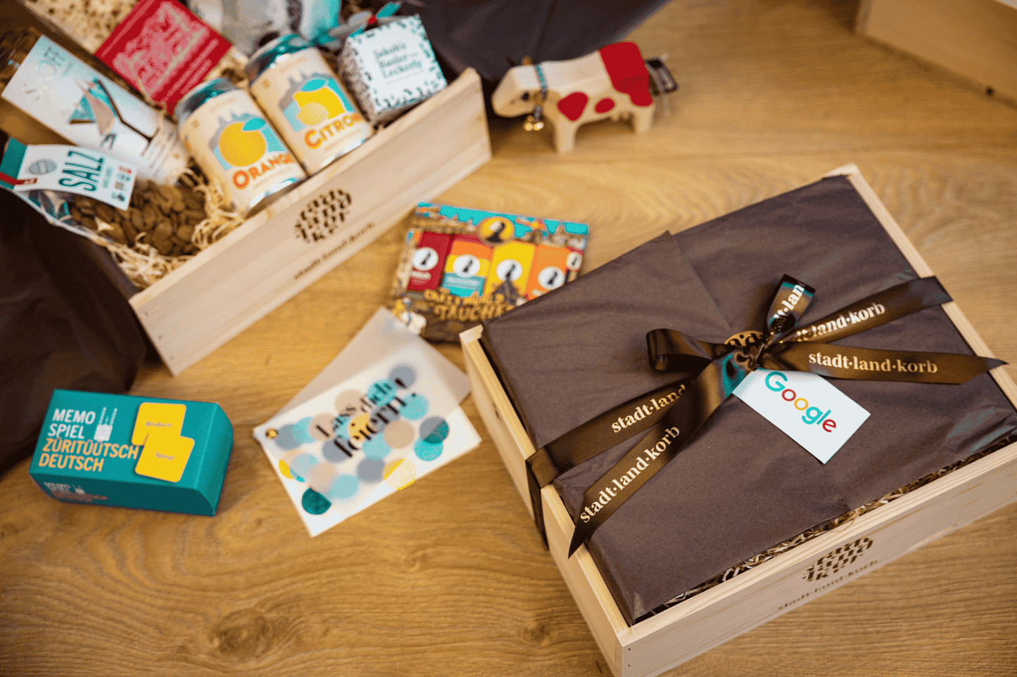 Stadt Land Korb Firmengeschenkkorb mit Produkten rundherum