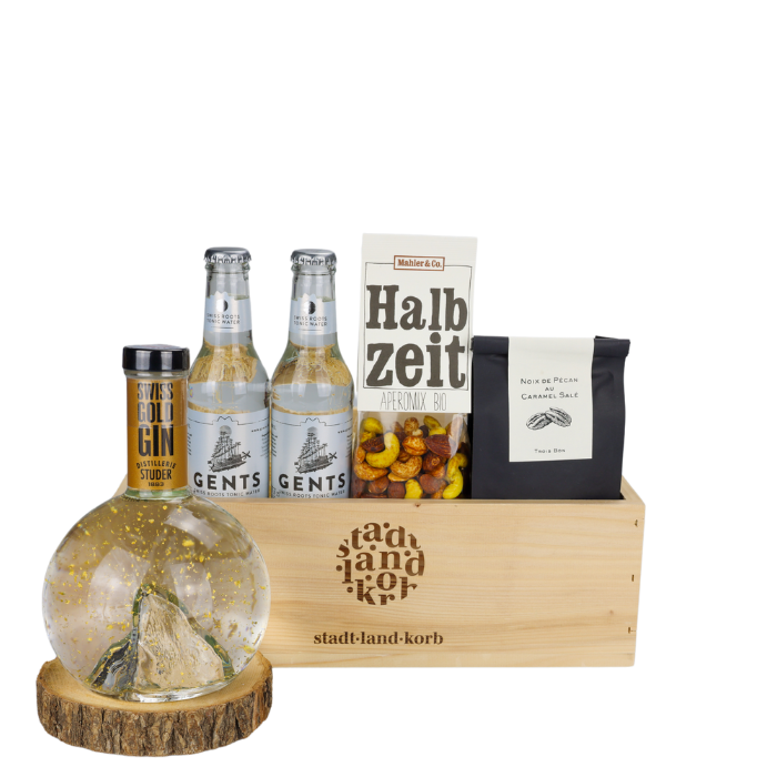 Gold Gin Geschenkkorb vor weissem Hintergrund mit Swiss Gold Gin, Gents Swiss Roots Tonic, Halbzeit Aperomix und Noix de Pécan Caramel Salé