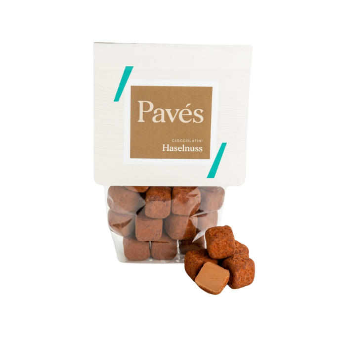 Haselnuss Pavés vor weissem Hintergrund