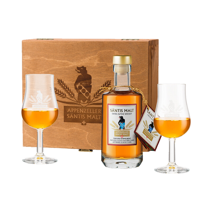 Himmelberg Säntis Malt Whisky Geschenkset - Holzbox, Säntis Malt Whisky und zwei Gläser vor weissem Hintergrund.