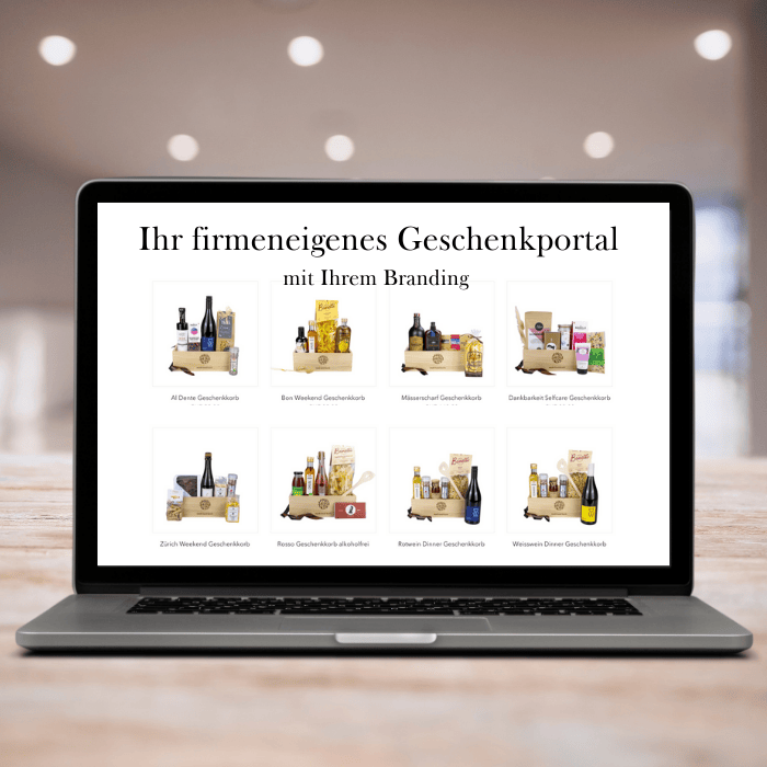 Laptop mit firmeneigenem Geschenkportal auf dem Homescreen auf einem Holztisch