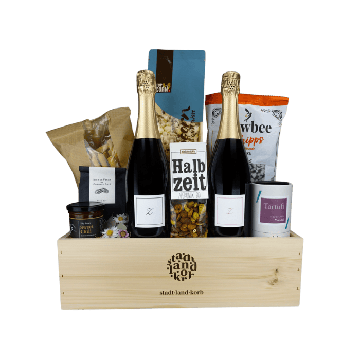 MMänner Genuss Geschenkkorb vor weissem Hintergrund befüllt mit Zürischümli, Sweet Chili Dipp, Tartufi, Chips, Popcorn, Halbzeit Apero Mix und Grissini