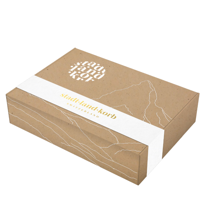 Stadt Land Korb Matterhorn Geschenkbox mit Matterhorn Verzierung und schöner Bandenrolle. Vor weissem Hintergrund.