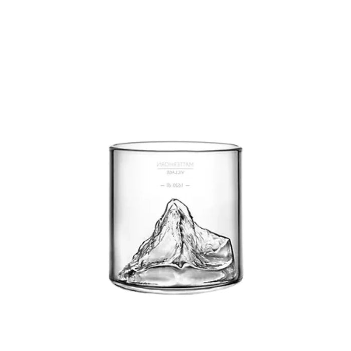 Alpinte Glas mit Matterhorn vor weissem Hintergrund