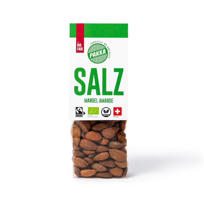 Pakka Salzmandeln vor weissem Hintergrund.