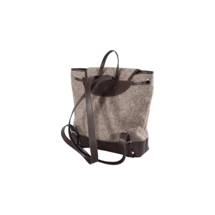 Rucksack aus Schweizer Armeedecke von hinten vor weissem Hintergrund.