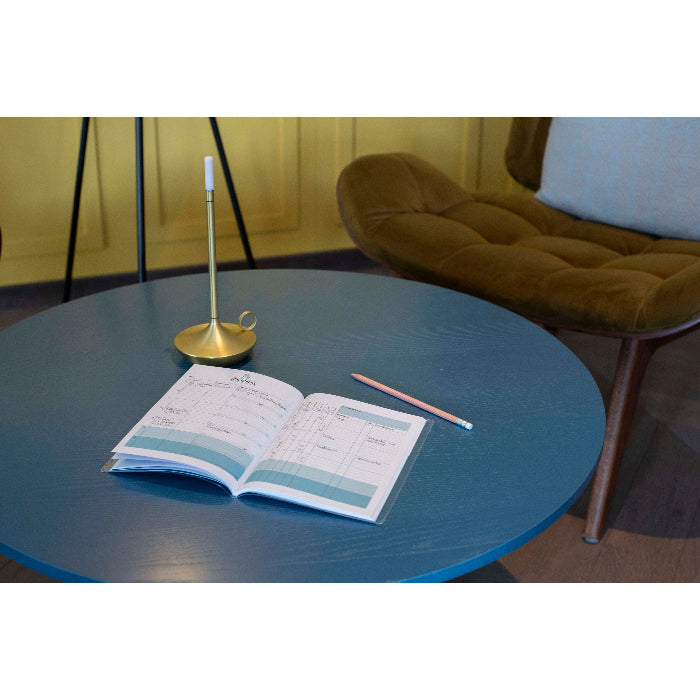 Schau zu dir Journal Moodbild auf blauem Tisch