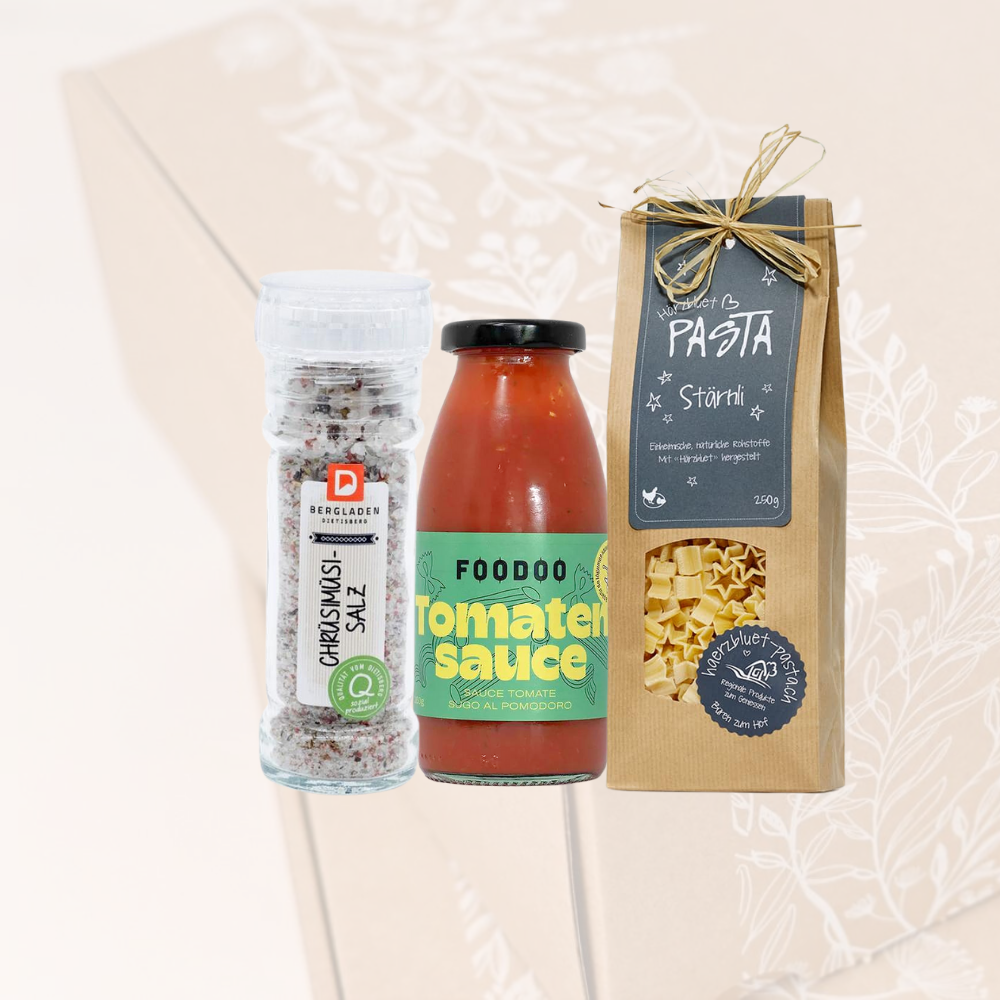 Chrüsimüsi Salz, FOODOO Tomatensauce und Stärnli Pasta vor einer transparenten Nature Box