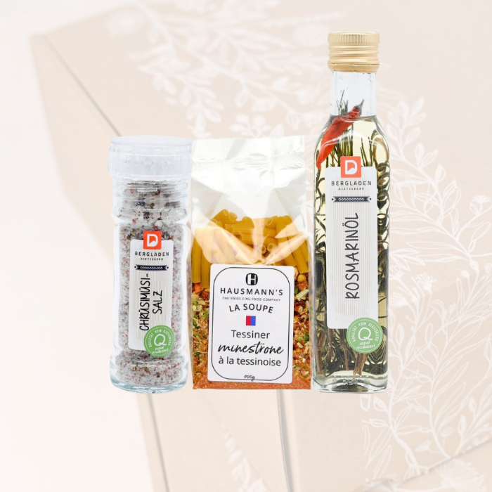 Tessiner Minestrone, Chrüsimüsi Salz und Rosmarinöl vor einer transparenten Nature Box.