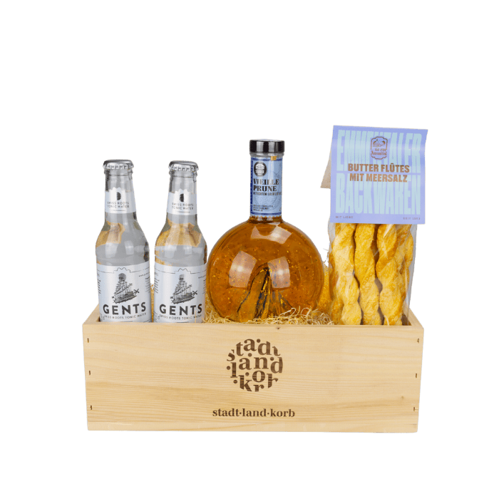 Vieille Prune Geschenkkorb vor weissem Hintergrund befüllt mit Swiss Vieille Prune, Butter Flûtes und Gents Swiss Roots Tonics