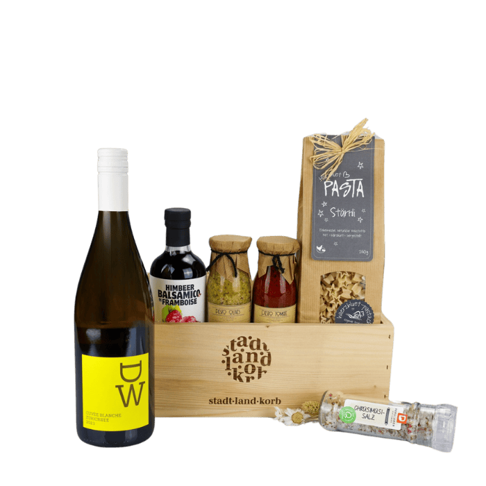 Weisswein & Genuss Geschenkkorb vor weissem Hintergrund befüllt mit DW Weisswein, Himbeer Balsamico, Olivenpesto, Tomatenpesto, Stärnli Pesto und Chrüsimüsi Salz
