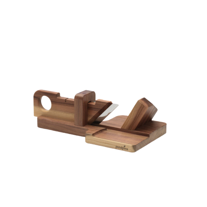 Wursthobel aus Schweizer Handarbeit aus Zwetschgenbaum vor weissem Hintergrund.
