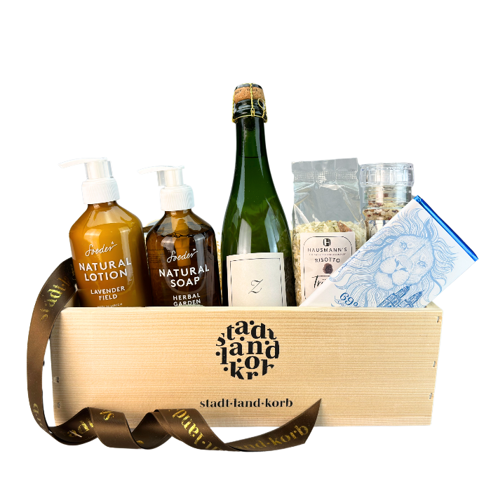 Stadt Land Korb Zuerich Geschenkkorb Home befüllt mit Soeder Natural Lotion, Soeder Natural Soap, Zürischum, Trüffel Risotto, Salz und Tsüri Schoggi vor weissem Hintergrund.