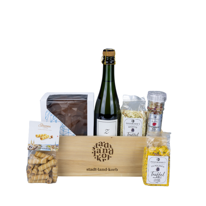 Stadt Land Korb Zürich Weekend Geschenkkorb befüllt mit Straumann Hüppen, Tsüri Leu, Zürischum, Trüffel Risotto, Champagner Salz und Trüffel Polenta vor weissem Hintergrund.