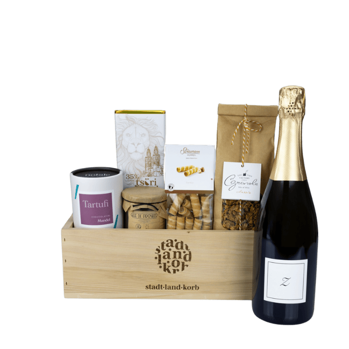 Zweisamkeit Deluxe Geschenkkorb vor weissem Hintergrund befüllt mit Tartufi, Gelee de Prosecco, Tsüri Schokolade,Straumann Hüppen, Granola, Zürischum