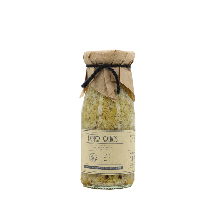 Oliven Pesto von La P'tite Welsch vor weissem Hintergrund
