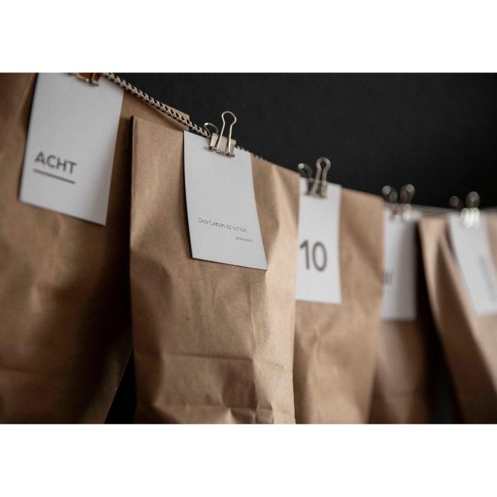 Adventskalender Set zum selber Befüllen Nahaufnahme auf schwarzen Hintergrund