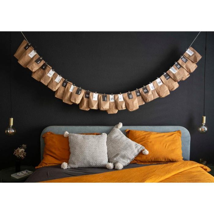 Adventskalender Set zum selber Befüllen aufgehängt über einem Bett