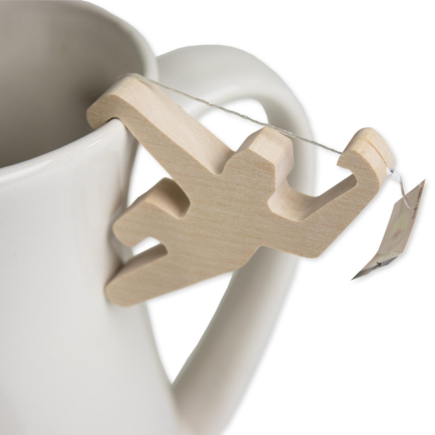 Affen Teeschaukel an einer weissen Tasse auf vor weissem Hintergrund