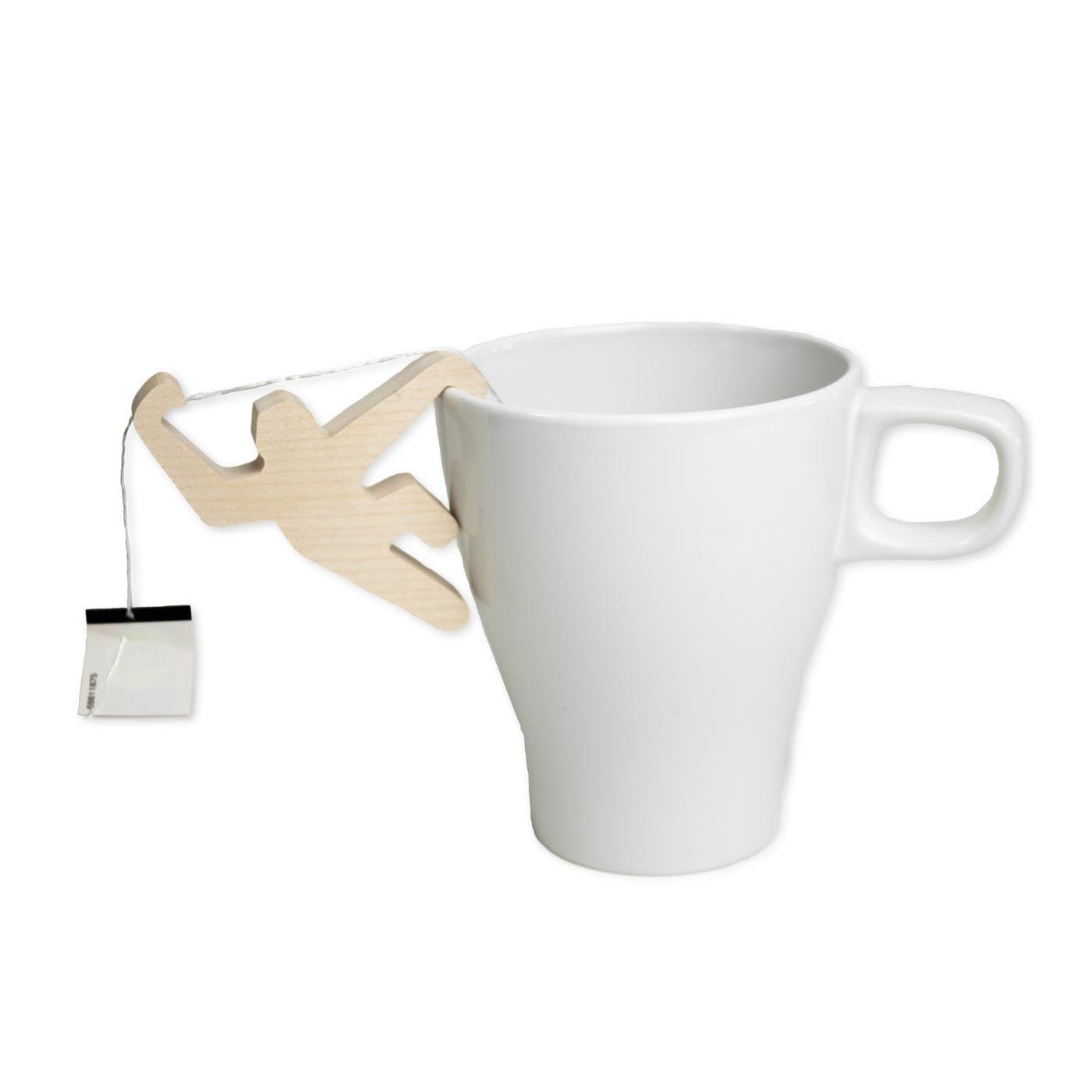Affen Teeschaukel an weisser Tasse geklemmt mit Tee in den Händen. Vor weissem Hintergrund.