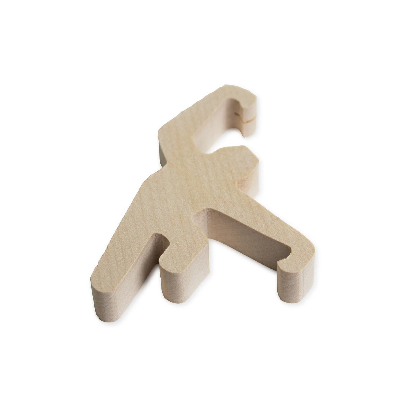 Affen Teeschaukel aus Holz liegend vor weissem Hintergrund.