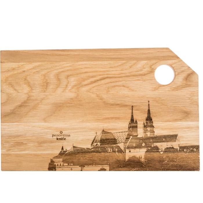 Basel-City Eichenholz-Schneidebrett mit Basler Münster. Von Panoramaknife. Vor weissem Hintergrund.