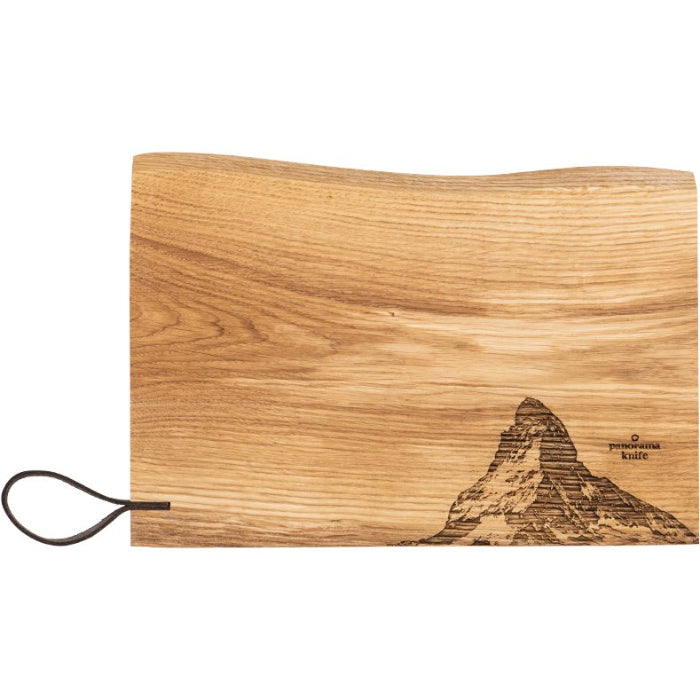 Matterhorn, Rustikales Holz-Schneidebrett vor weissem Hintergrund