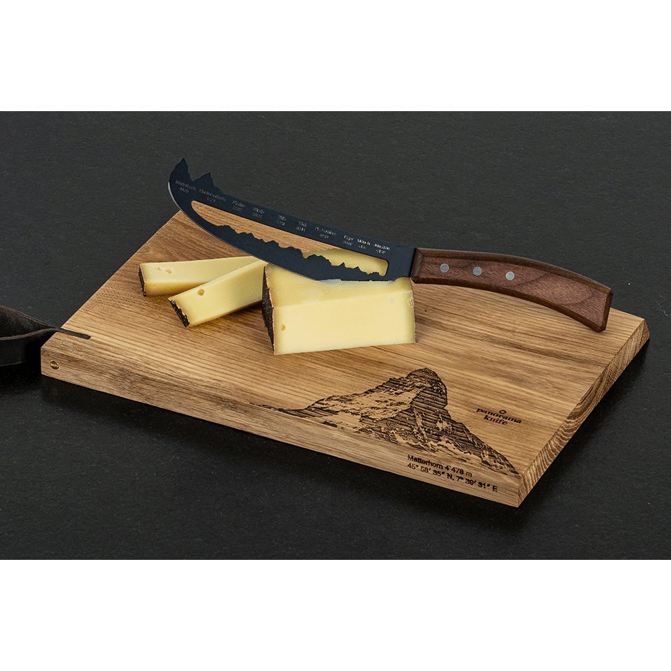 Matterhorn, Rustikales Holz-Schneidebrett -mit panoramaknife und Käse auf schwarzem Hintergrund