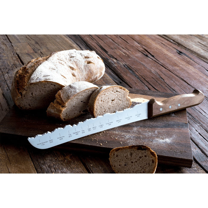 Panoramaknife Brotmesser Best of Switzerland mit Brot und Schneidebrett vor weissem Hintergrund