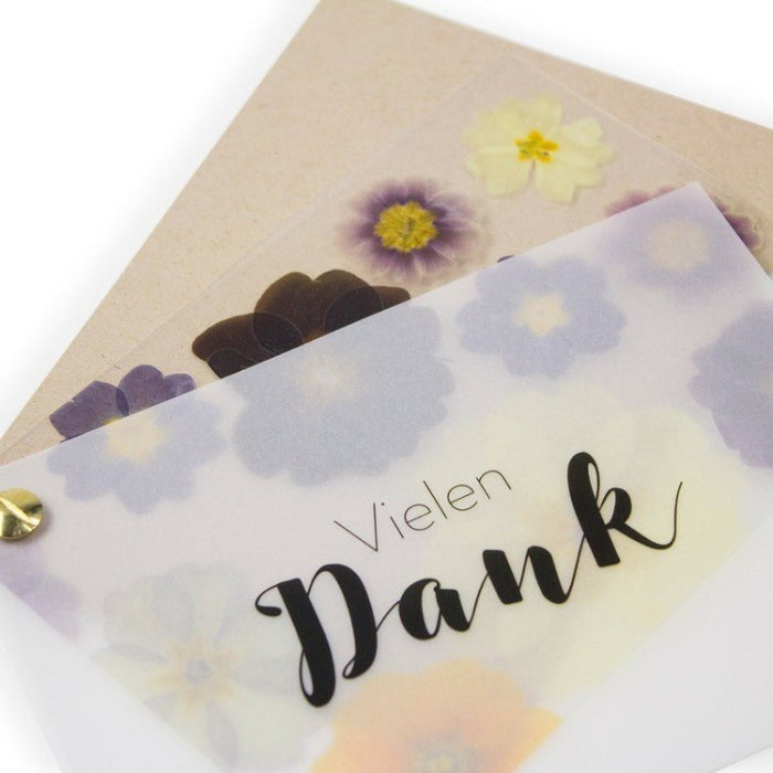 Pflanzenkarte Vielen Dank handgepresst vor weissem Hintergrund