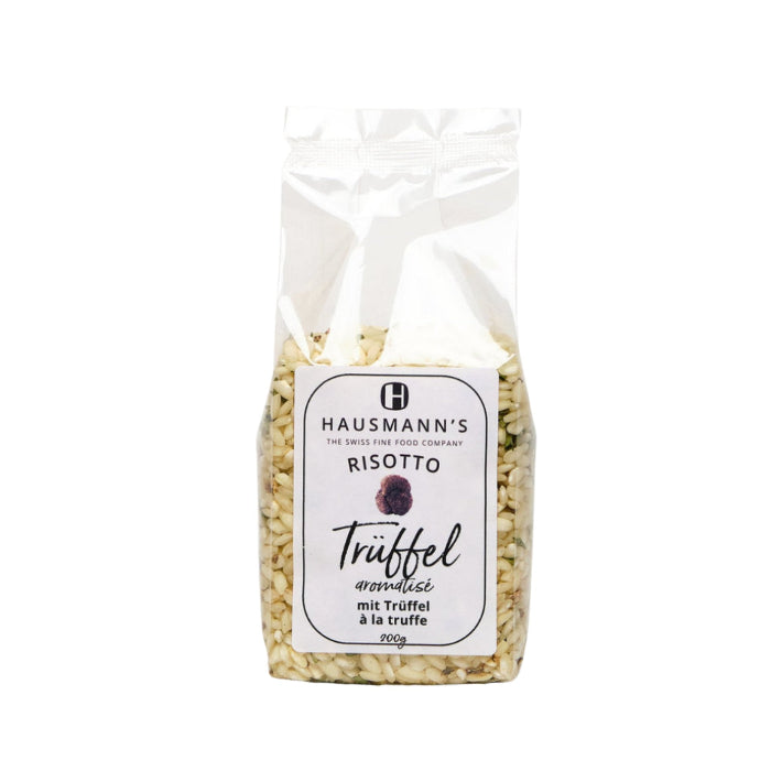 Risotto mit Trüffel vor weissem Hintergrund