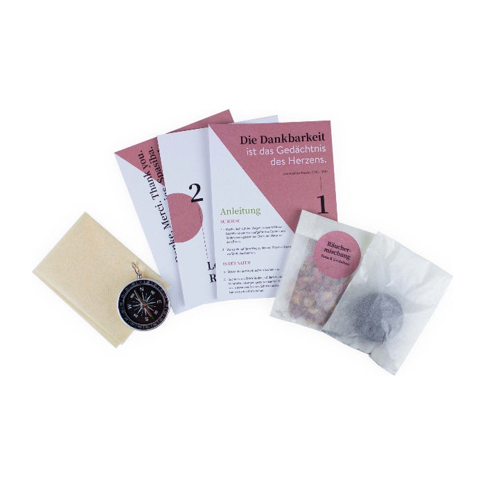 Ritualtüte Dankbarkeit ausgepackt vor weissem Hintergrund.