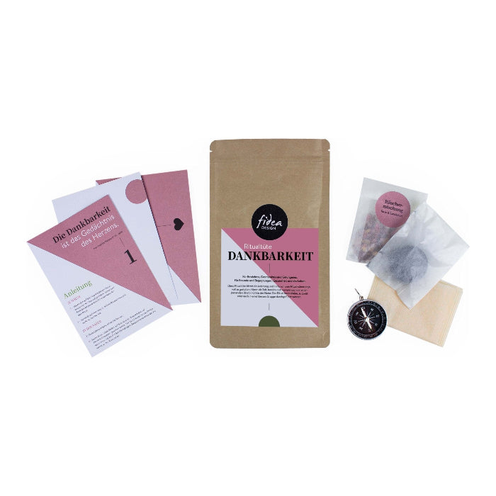 Ritualtüte Dankbarkeit ausgepackt vor weissem Hintergrund.