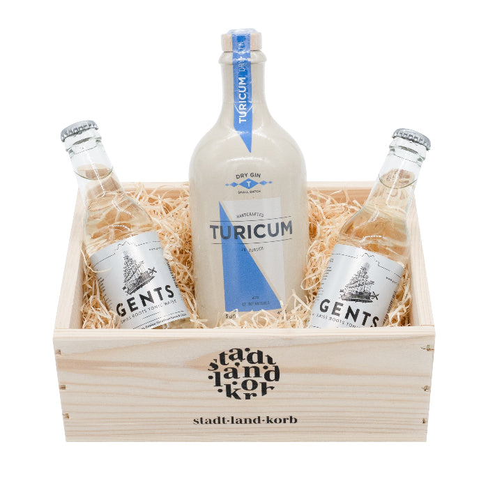 Stadt Land Korb Turicum Gin Geschenkkorb befüllt mit Turicum Gin und zwei Gents Tonics vor weissem Hintergrund