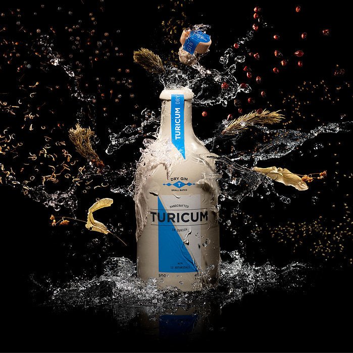 Turicum London Dry Gin Moodbild vor schwarzem Hintergrund.