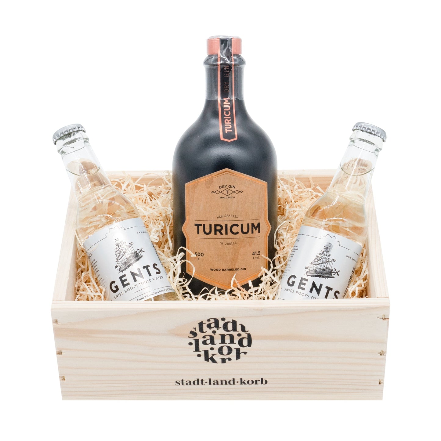 Stadt Land Korb Turicum Wood Barreled Gin Geschenkkorb befüllt mit Turicum Wood Barreled Gin und zwei Gents Tonics vor weissem Hintergrund