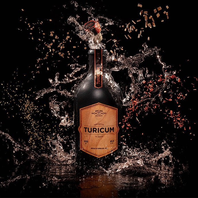 Turicum Wood Barreled Gin Mood Bild vor schwarzem Hintergrund.