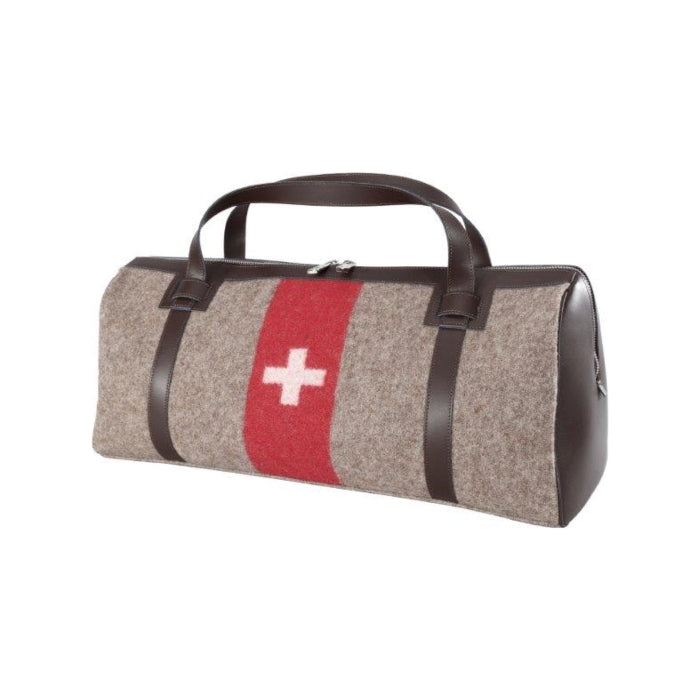 Weekender / Sporttasche aus Schweizer Armeedecke vor weissem Hintergrund.