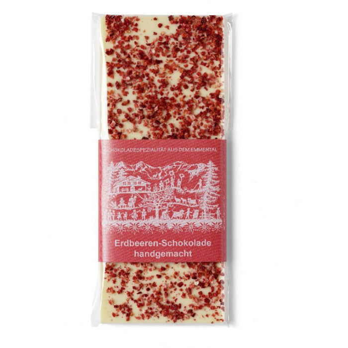 Weisse Erdbeeren-Schokolade aus dem Emmental handgemacht vor weissem Hintergrund