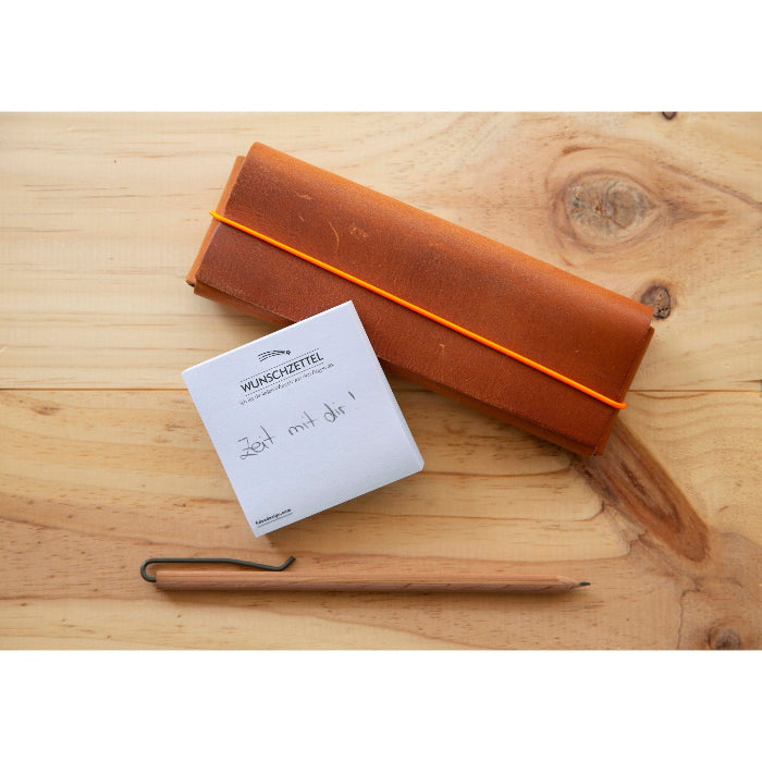 Wunschzettel Haftnotitzen Moodbild mit Bleistift und Etui auf Holztisch
