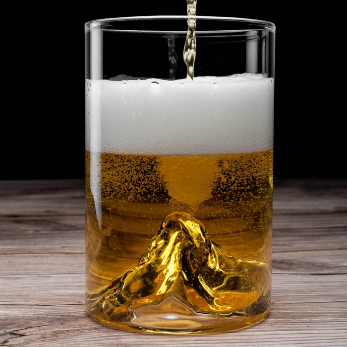 Alpinte Half Pint Matterhorn Glas mit Bier befüllt