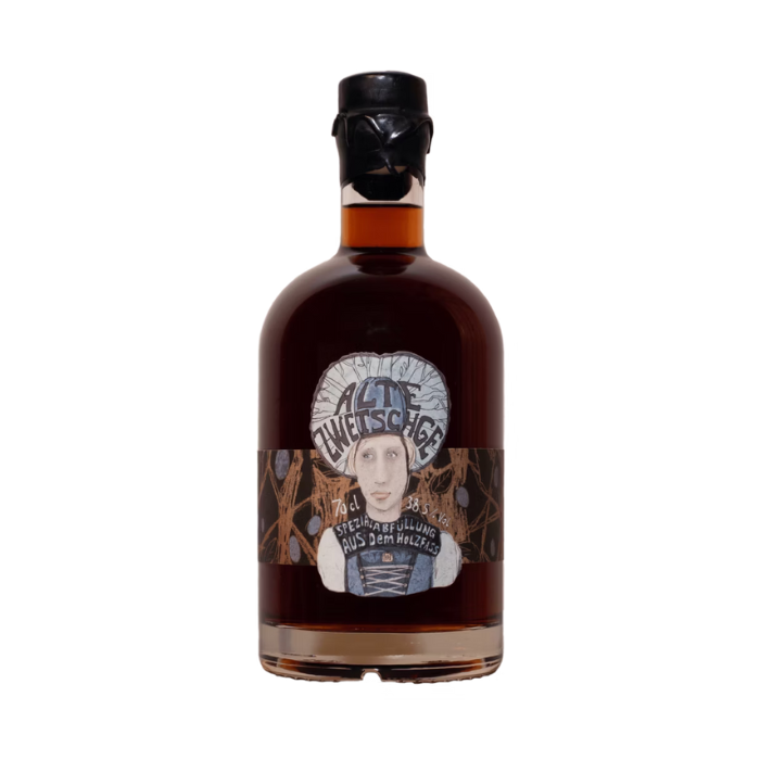 Alte Zwetschge grosse Flasche vor weissem Hintergrund.