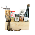 Apero Classico Holz Geschenkkorb befüllt mit Flûtes aus dem Emmental, Pakka Cashew Nüsse mit Salz, Mahler & Co Oliven, Mahler & Co Smokey Haselnüsse und Zürischümli. Vor weissem Hintergrund.