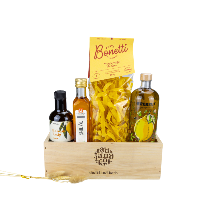 Stadt Land Korb Bon Weekend Geschenkkorb. Holzkorb befüllt mit Balsam Essig, Chiliöl, Bonetti Tagliatelle und Gin Aperitif.