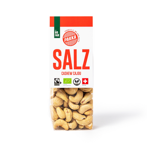 Bio und Fairtrade Pakka Cashews Salz vor weissem Hintergrund. 