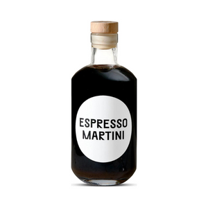 Espresso Martini vor weissem Hintergrund